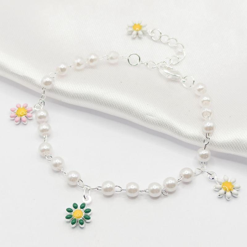 PULSEIRA PRATA PÉROLA E FLORZINHA COLORIDA EM RESINA