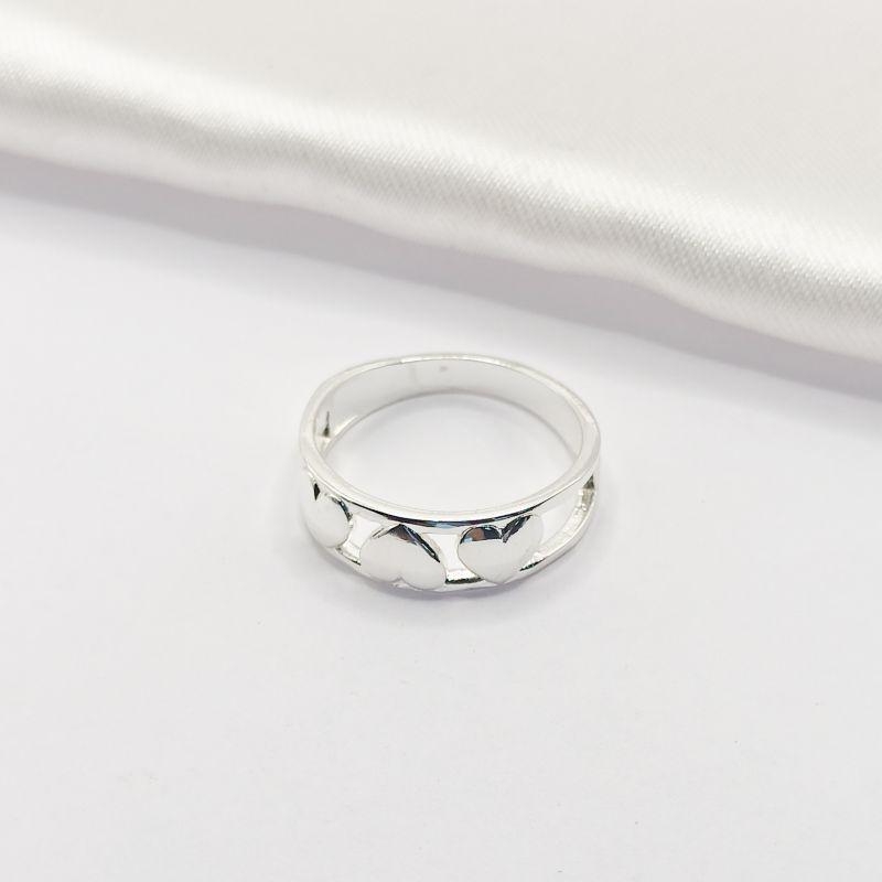 ANEL PRATA VAZADO COM 3 CORAÇÕES LISOS