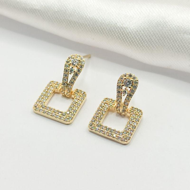 BRINCO DOURADO 2 PONTOS DE LUZ QUADRADO VAZADO CRAVEJADO