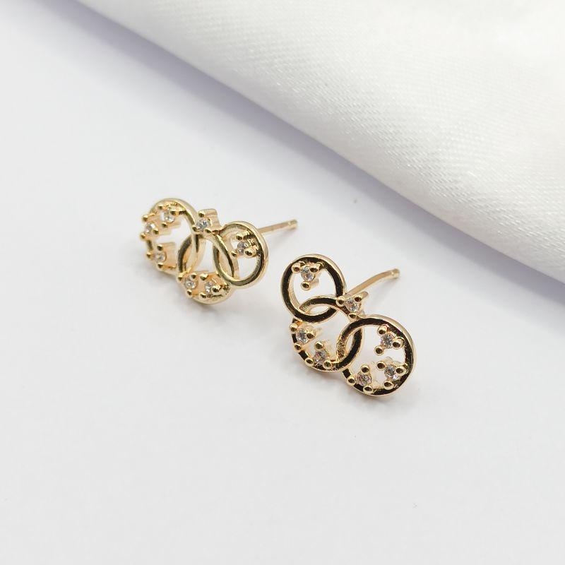 BRINCO DOURADO 3 AROS ENTRELAÇADOS COM ZIRCÔNIA