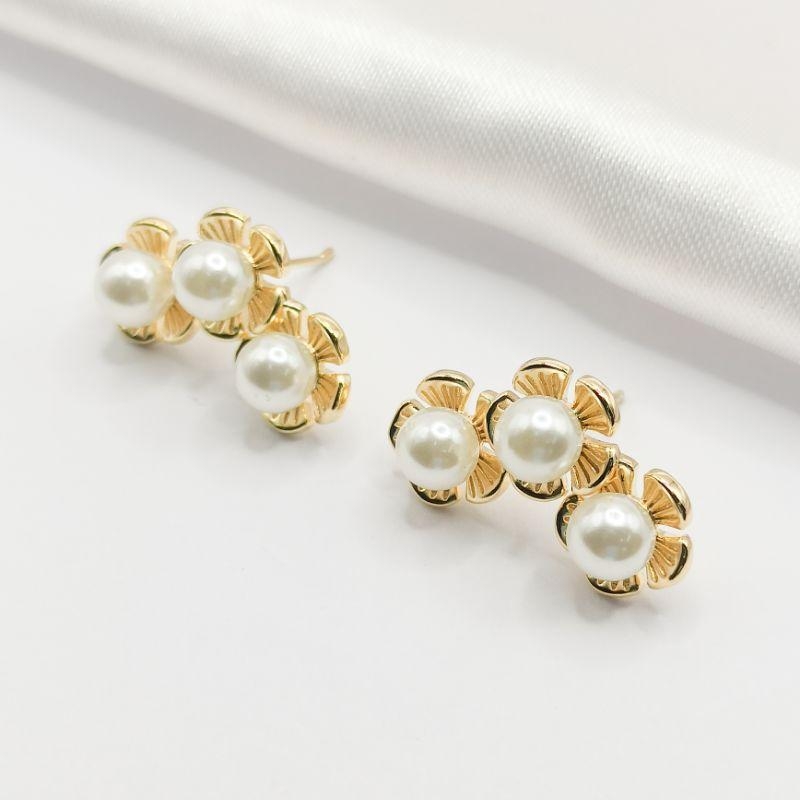 BRINCO DOURADO 3 FLORES COM PÉROLA