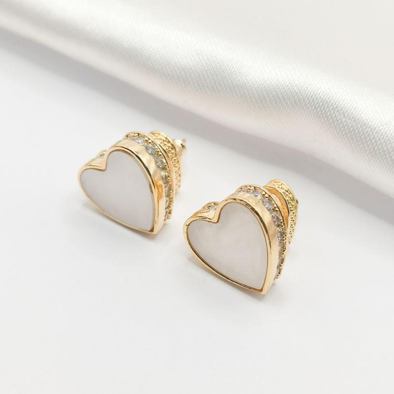 BRINCO DOURADO CORAÇÃO MADREPÉROLA E ZIRCÔNIA