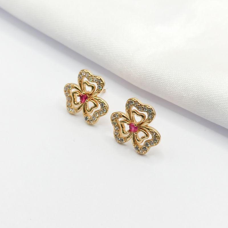 BRINCO DOURADO FLOR CRAVEJADA COM CRISTAL ROSA