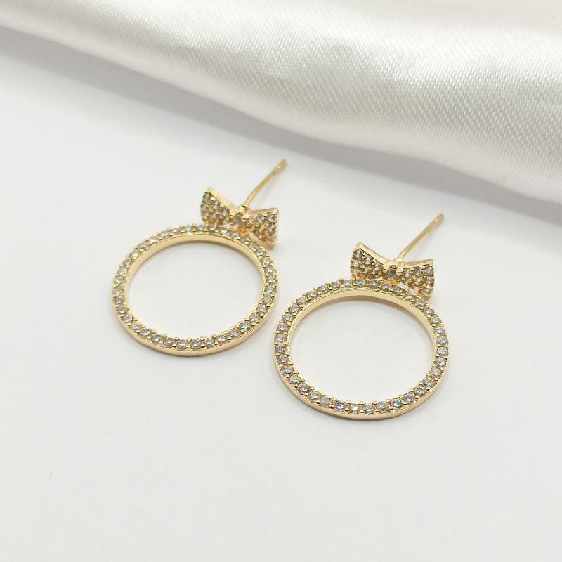 BRINCO DOURADO LAÇINHO COM ARO CRAVEJADO