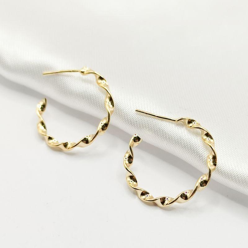 BRINCO DOURADO MEIA ARGOLA FITA TORCIDA