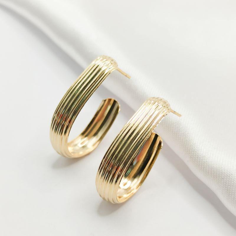 BRINCO DOURADO MEIA ARGOLA GANCHO CANELADO