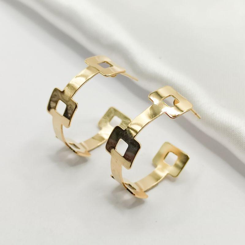 BRINCO DOURADO MEIA ARGOLA GEOMÉTRICA LISA