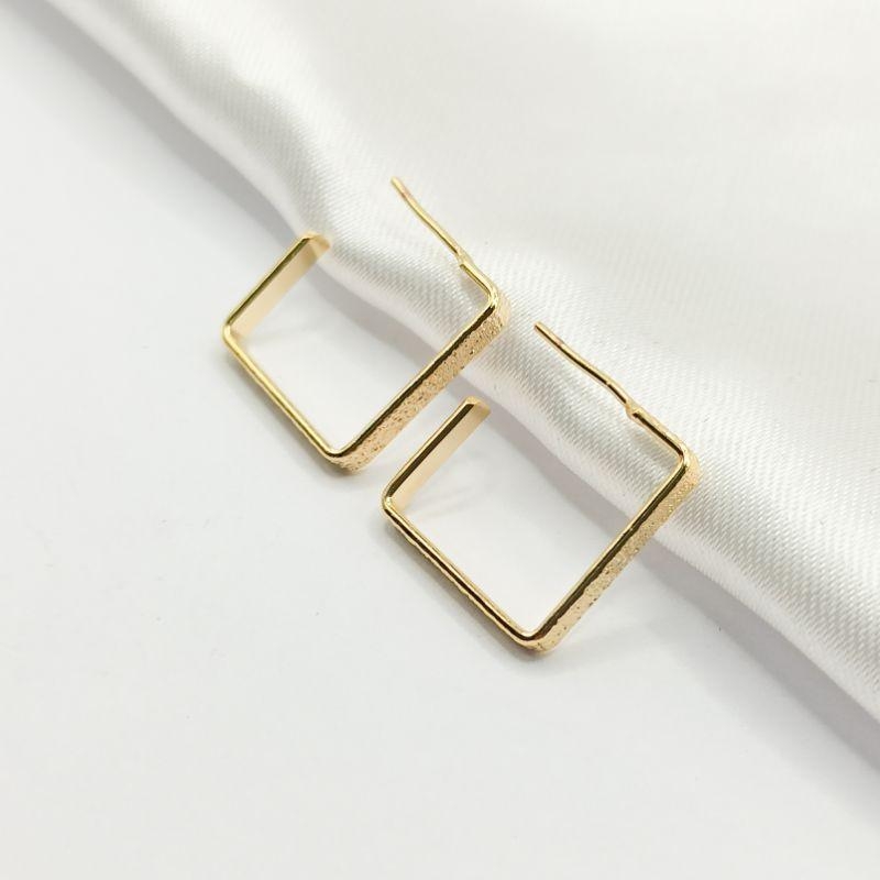 BRINCO DOURADO MEIA ARGOLA QUADRADA TEXTURIZADA P