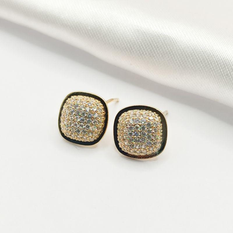 BRINCO DOURADO QUADRADO COM BASE OVAL CRAVEJADA