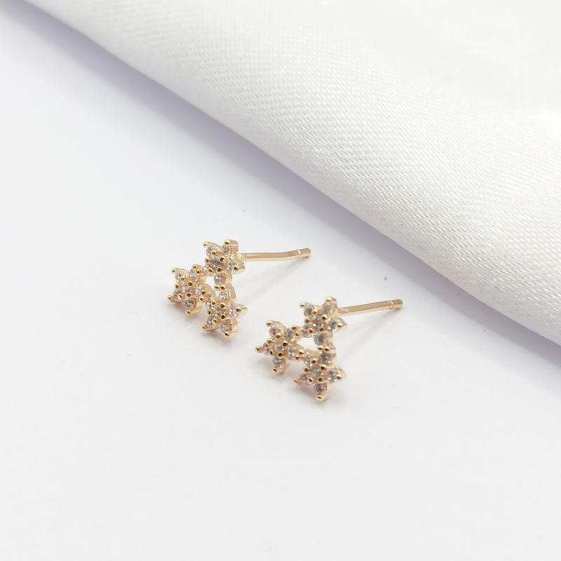 BRINCO DOURADO TRIÂNGULO 3 FLORES ZIRCÔNIA