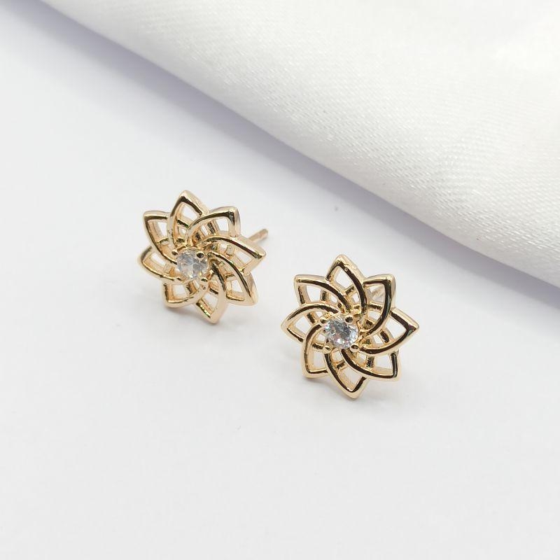 BRINCO DOURADO FLOR MANDALA COM PONTO DE LUZ