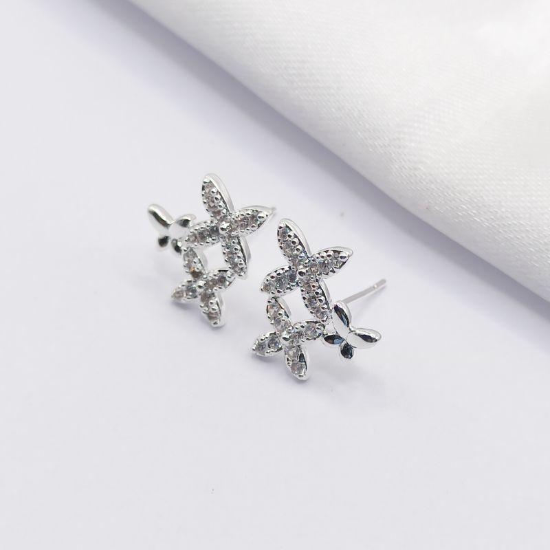 BRINCO PRATA 2 FLORES CRAVEJADAS E BORBOLETA LISA