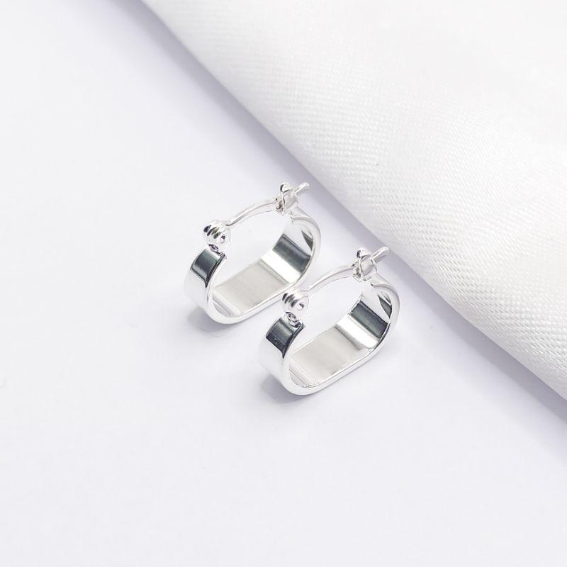 BRINCO PRATA ARGOLA ARTICULÁVEL OVAL LISA