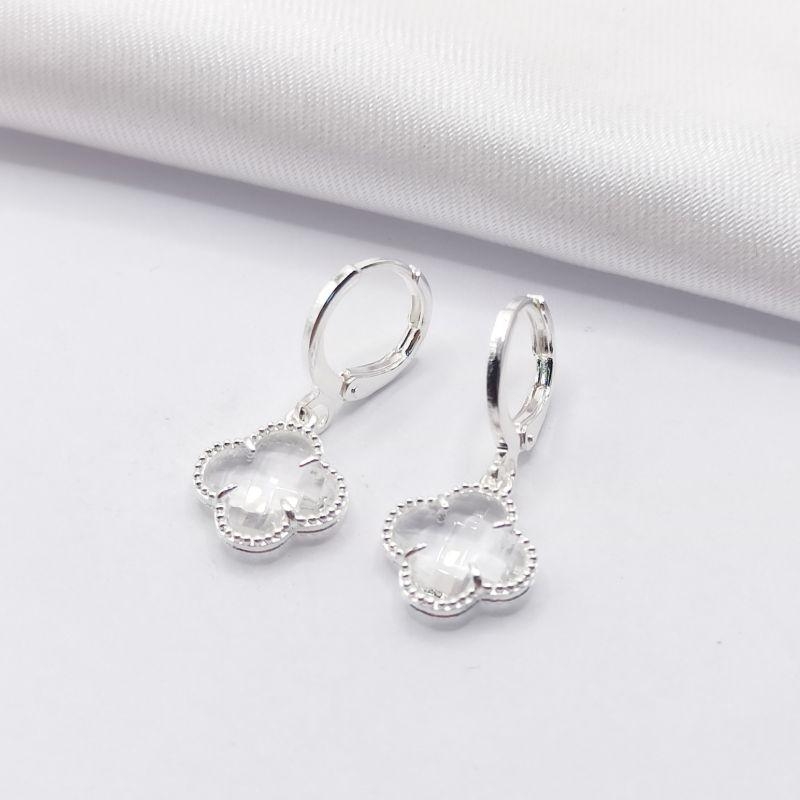 BRINCO PRATA ARGOLINHA CLICK TREVO VAN CLEEF CRISTAL