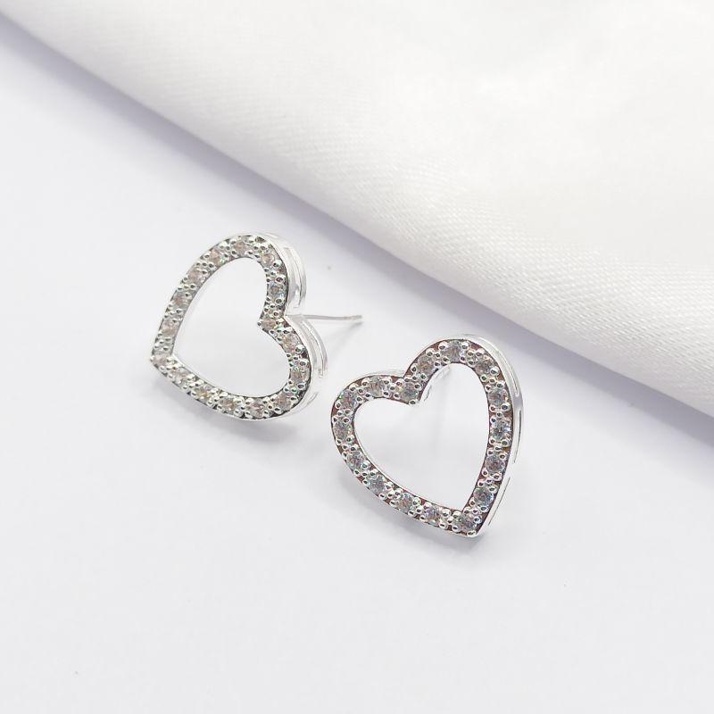 BRINCO PRATA CORAÇÃO VAZADO COM ZIRCÔNIA