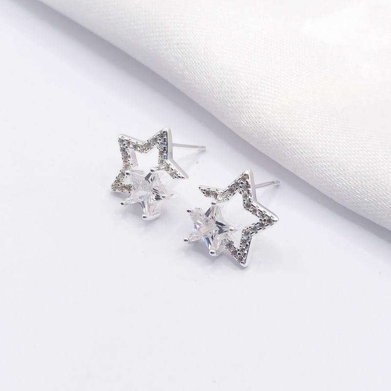 BRINCO PRATA ESTRELA CRISTA E VAZADA COM ZIRCÔNIA
