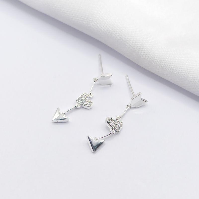 BRINCO PRATA FLECHA CORAÇÃO COM ZIRCÔNIA