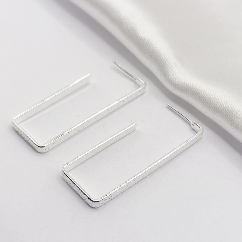 BRINCO PRATA MEIA ARGOLA ANZOL RETÂNGULAR TEXTURIZADA M