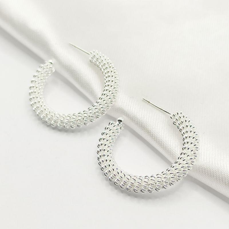 BRINCO PRATA MEIA ARGOLA EFEITO MOLA