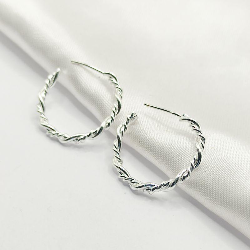 BRINCO PRATA MEIA ARGOLA FIO TORCIDO