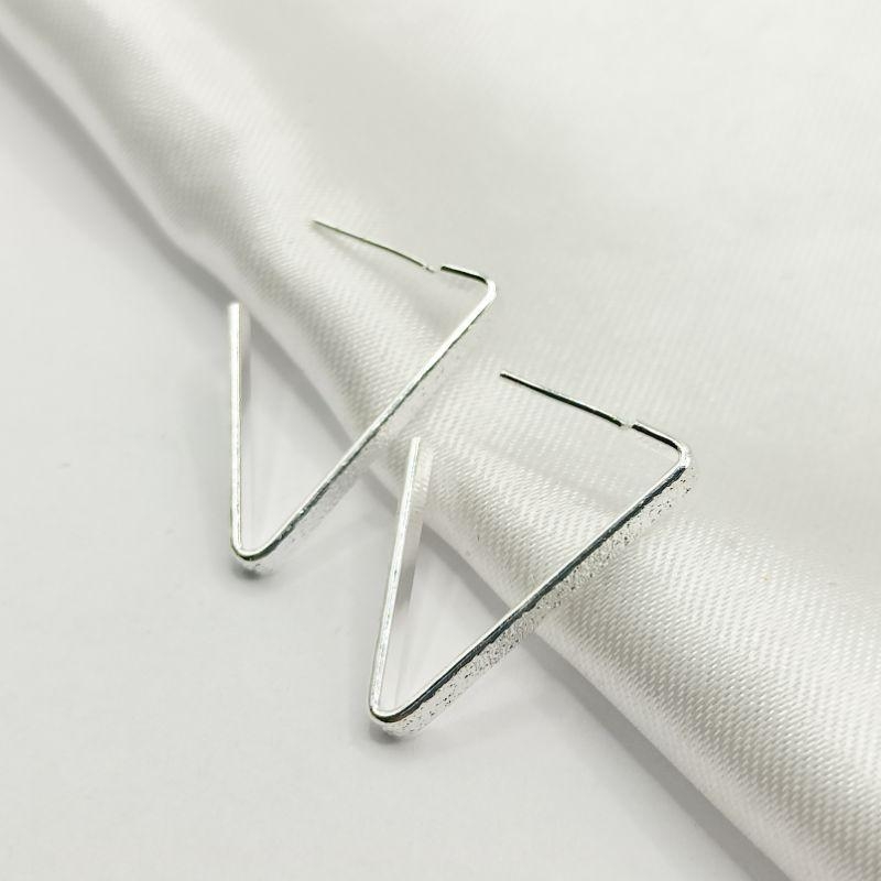 BRINCO PRATA MEIA ARGOLA FIO TRIÂNGULAR TEXTURIZADA