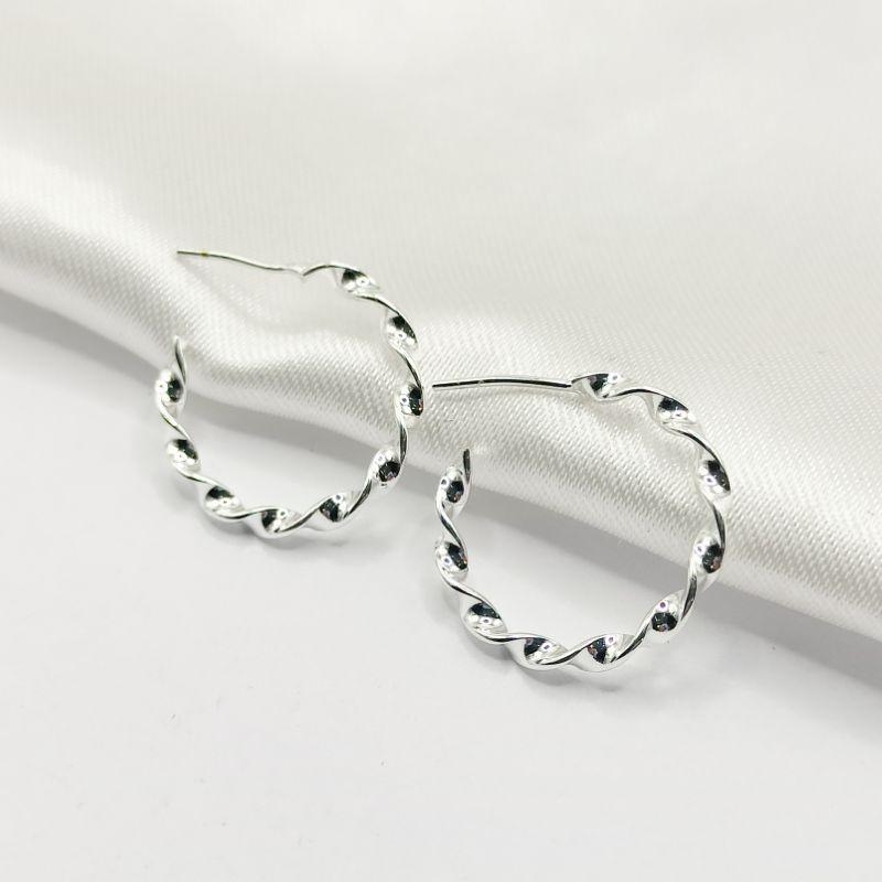 BRINCO PRATA MEIA ARGOLA FITA TORCIDA