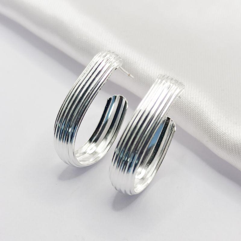 BRINCO PRATA MEIA ARGOLA GANCHO CANELADO