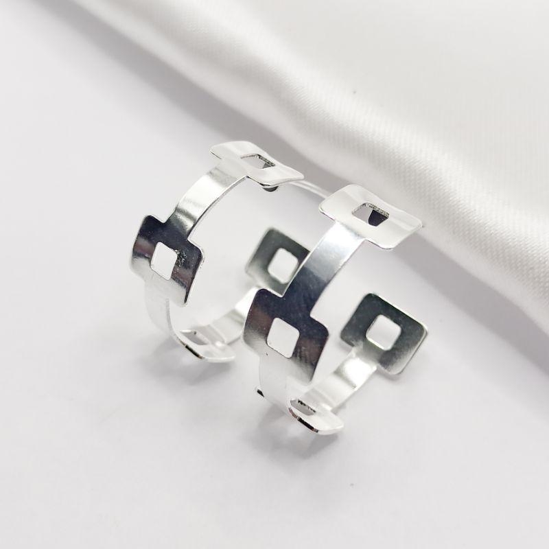 BRINCO PRATA MEIA ARGOLA GEOMÉTRICA LISA