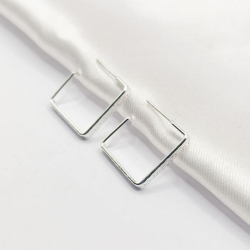 BRINCO PRATA MEIA ARGOLA QUADRADA TEXTURIZADA P