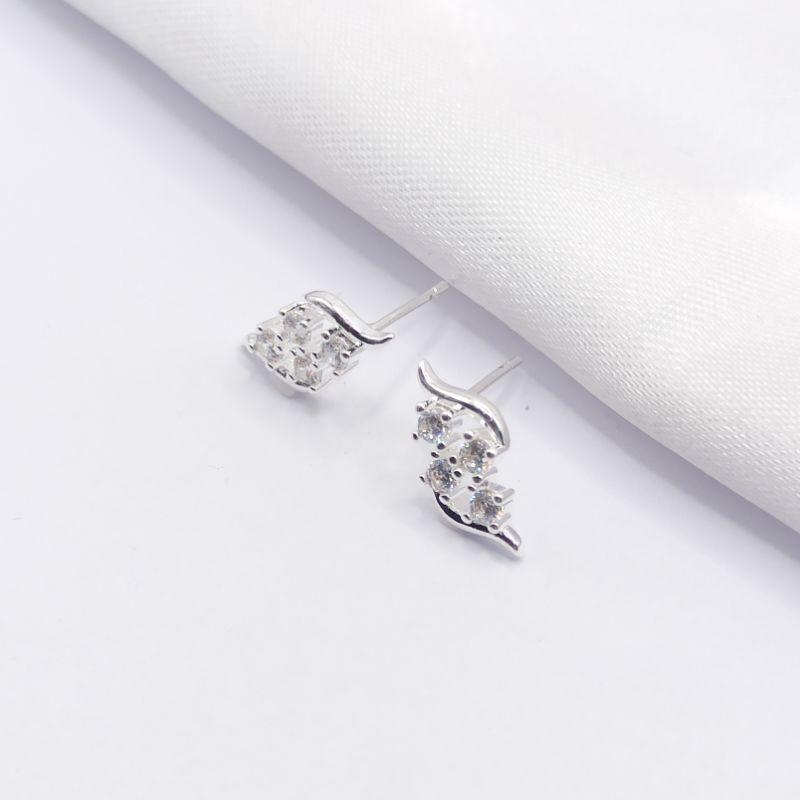 BRINCO PRATA ONDA COM 4 CRISTAIS