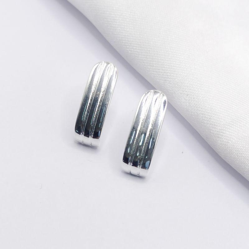 BRINCO PRATA RETO COM FILETES VERTICAIS