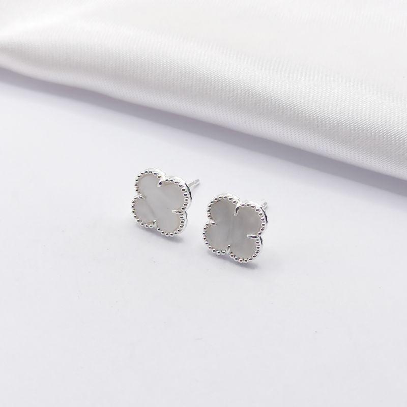 BRINCO PRATA TREVO VAN CLEEF BRANCO