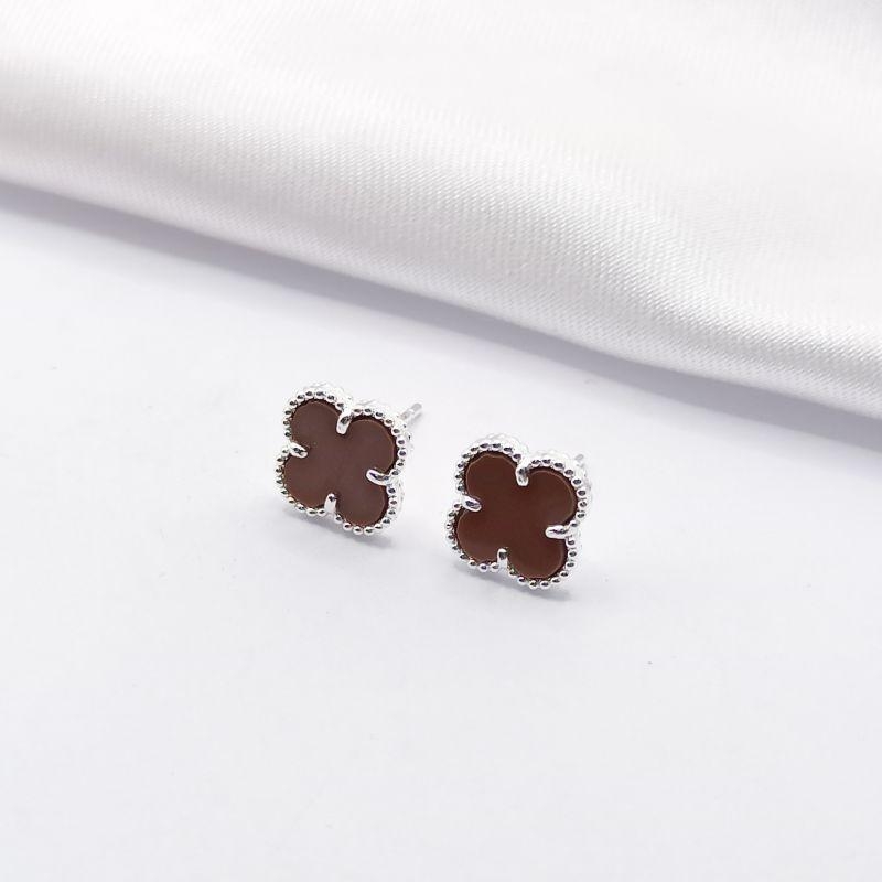 BRINCO PRATA TREVO VAN CLEEF MARROM