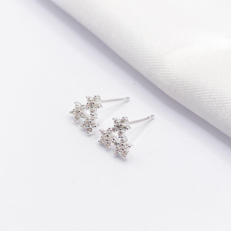 BRINCO PRATA TRIÂNGULO 3 FLORES ZIRCÔNIA