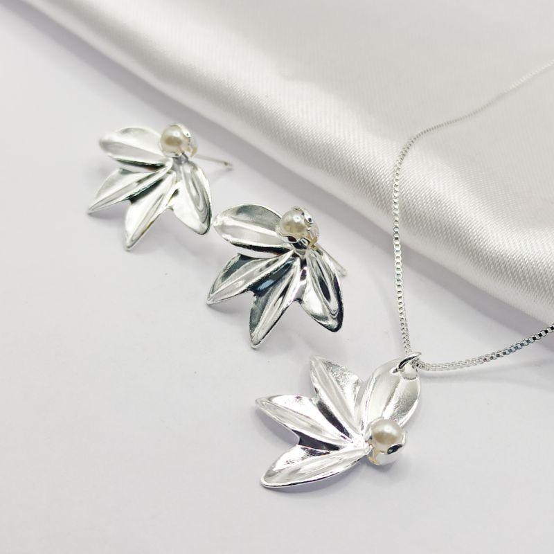 CONJUNTO PRATA FOLHAS COM PÉROLA