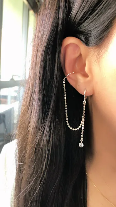 BC PRATA PIERCING COM CORRENTE COM PONTO DE LUZ