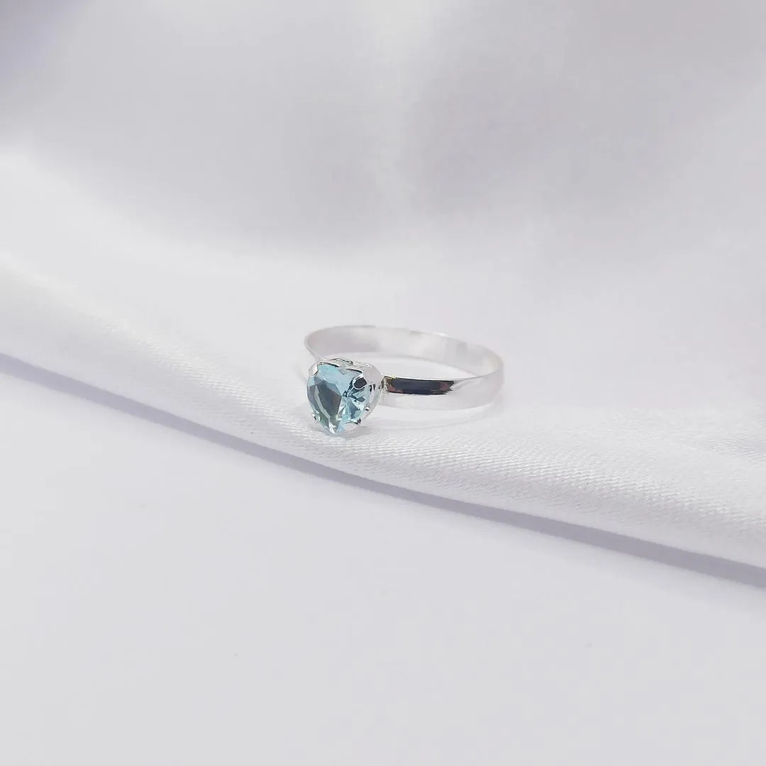 ANEL PRATA SOLITÁRIO ARO LISO COM CENTRAL CORAÇÃO AQUAMARINE