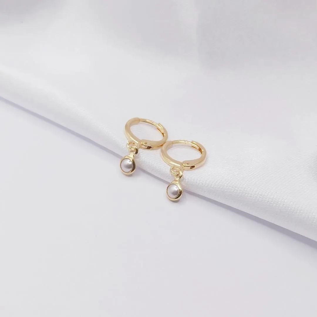 BRINCO DOURADO ARGOLINHA CLICK COM PENDURICALHO PÉROLA