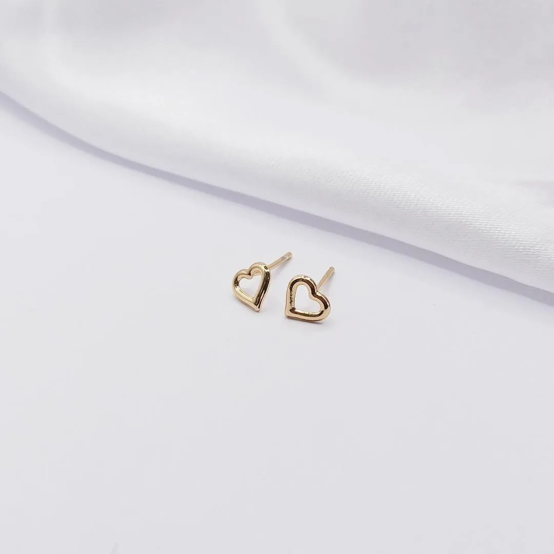 BRINCO DOURADO MINI CORAÇÃO LISO E VAZADO