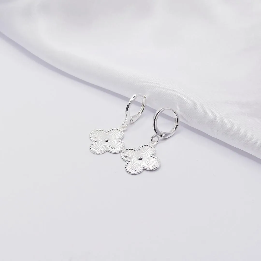BRINCO PRATA ARGOLINHA CLICK COM PENDURICALHO TREVO VAN CLEEF
