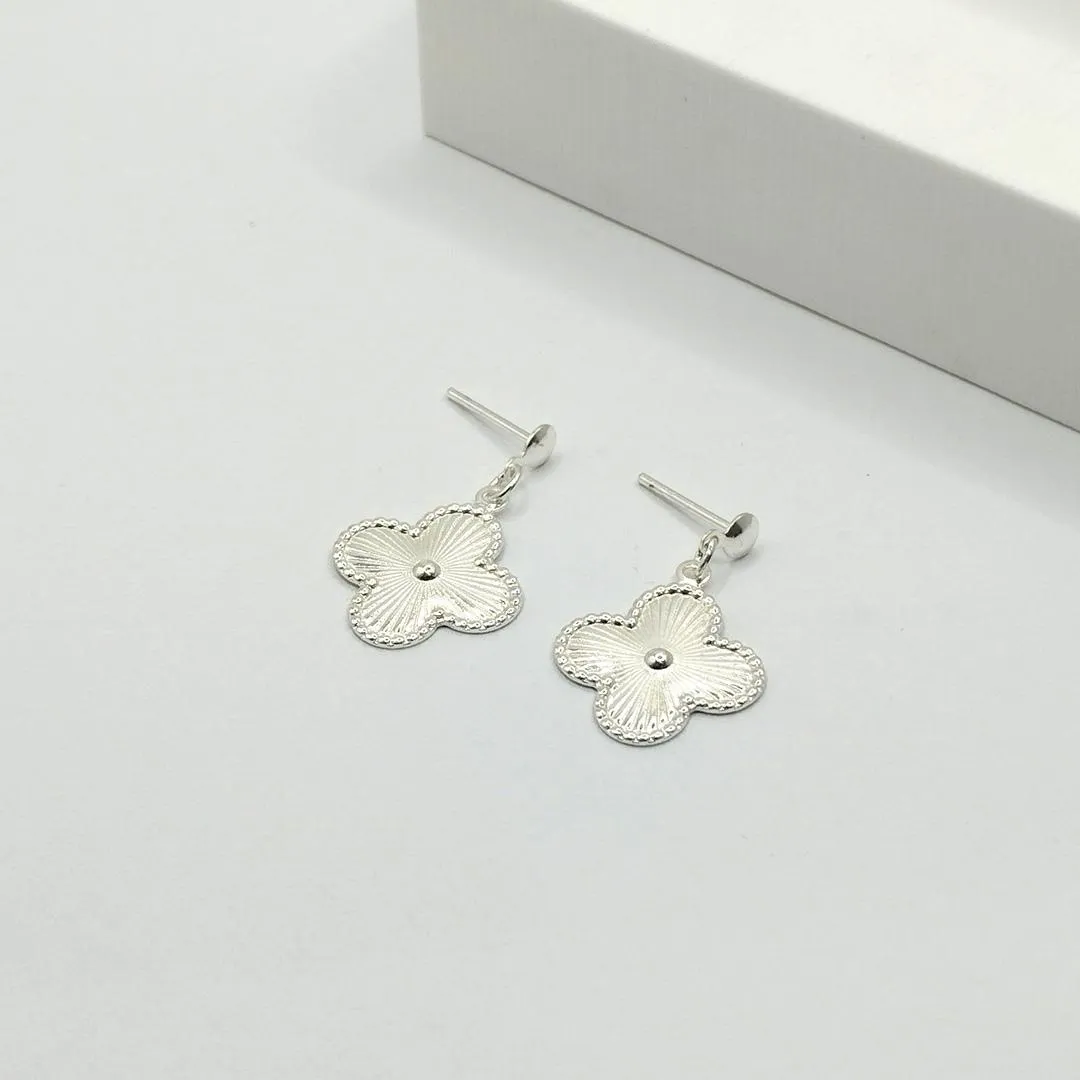 BRINCO PRATA PENDURICALHO TREVO VAN CLEEF DETALHADO