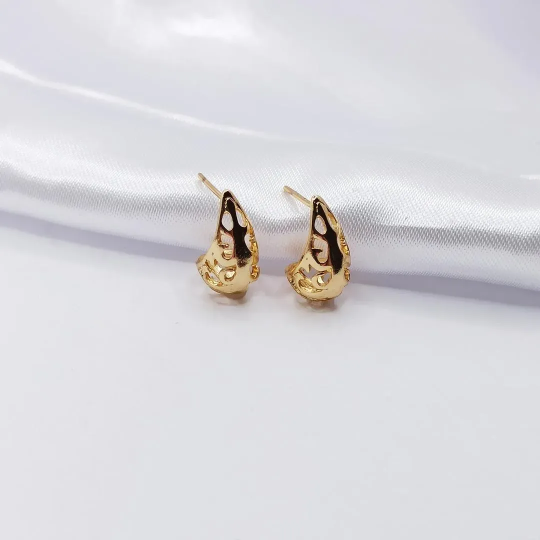 BRINCO DOURADO ARGOLA ABAULADA COM DETALHE VAZADO