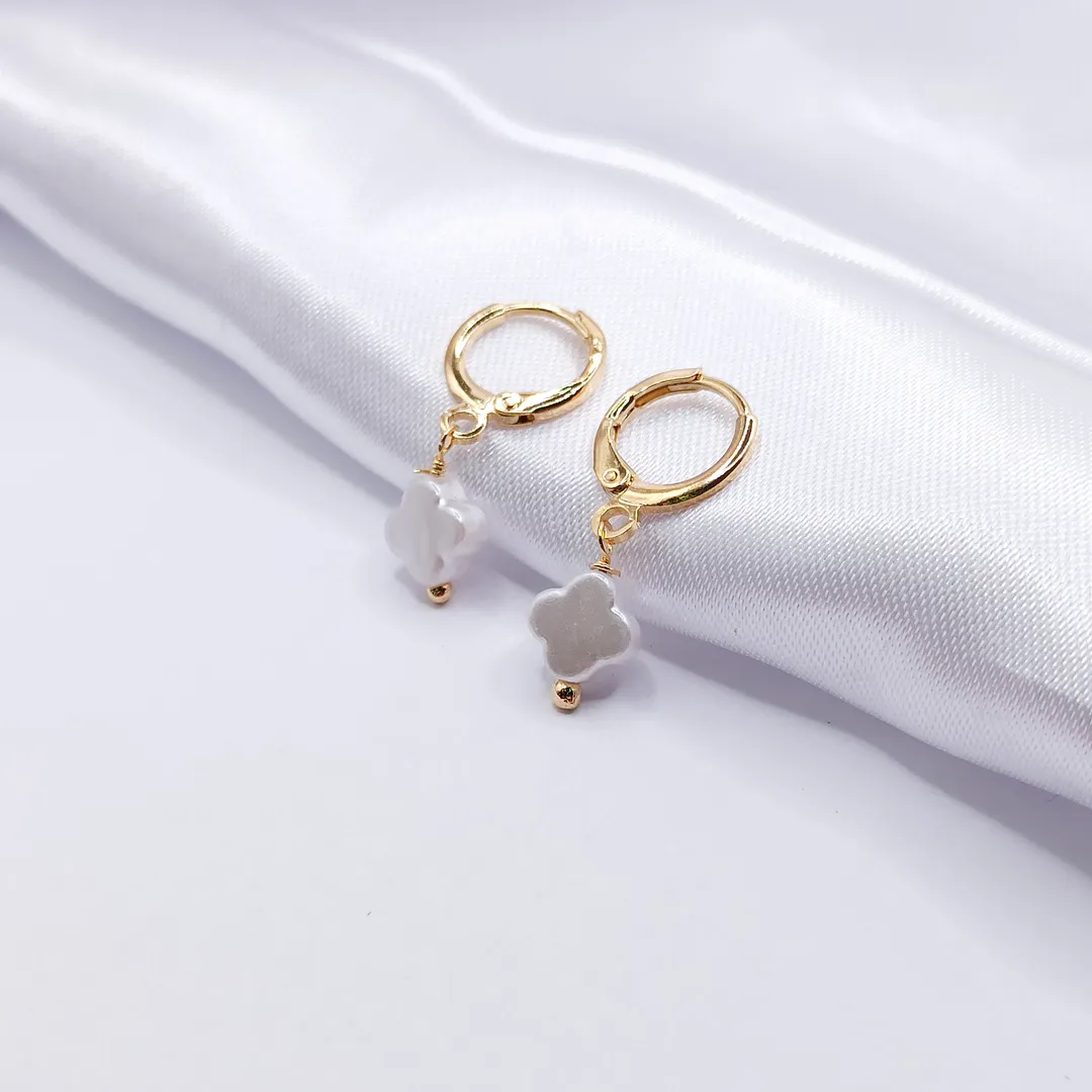 BRINCO DOURADO ARGOLINHA CLICK TREVO DE PÉROLA