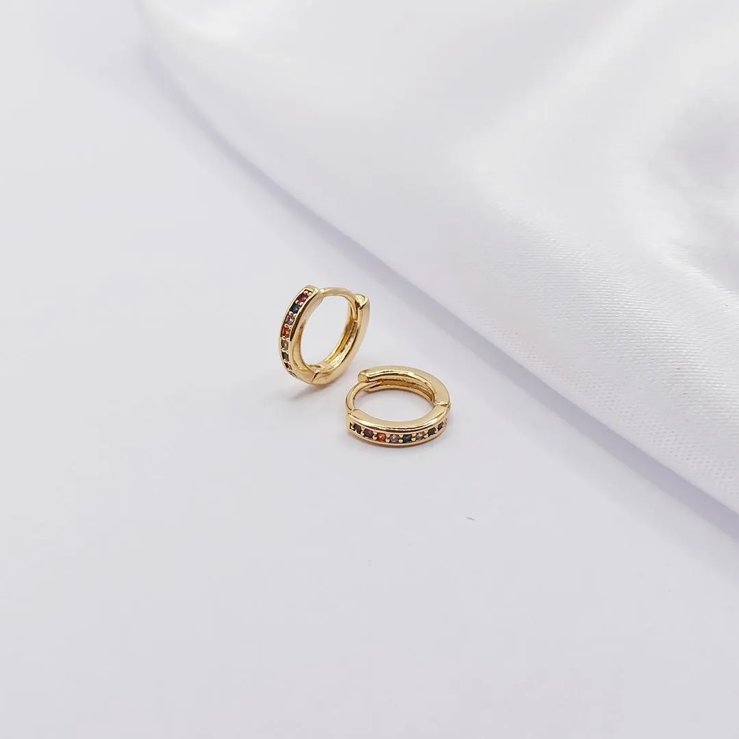 BRINCO DOURADO ARGOLINHA CRAVEJADA COM ZIRCÔNIA COLORIDA M