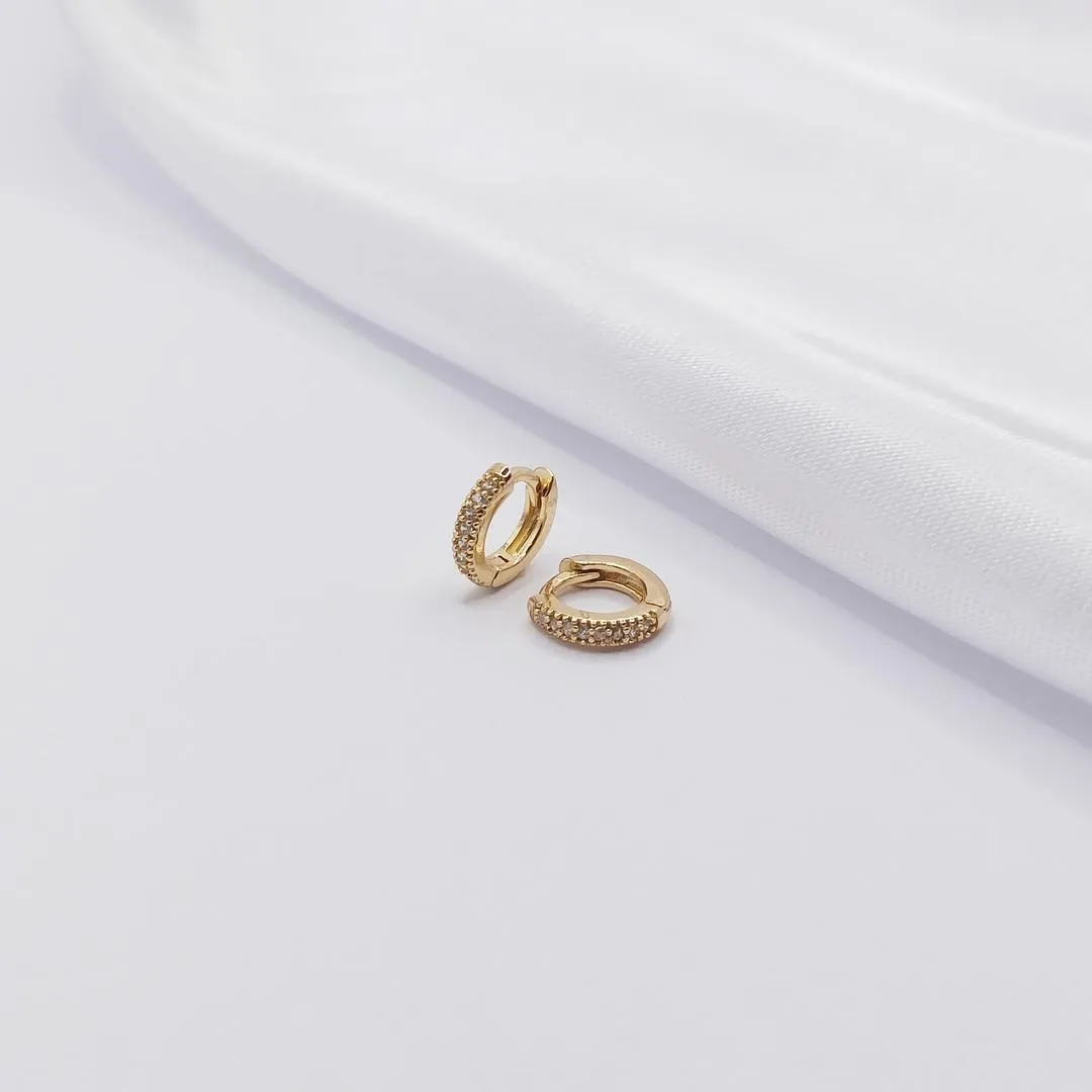 BRINCO DOURADO ARGOLINHA CRAVEJADA COM ZIRCÔNIA CRISTAL P