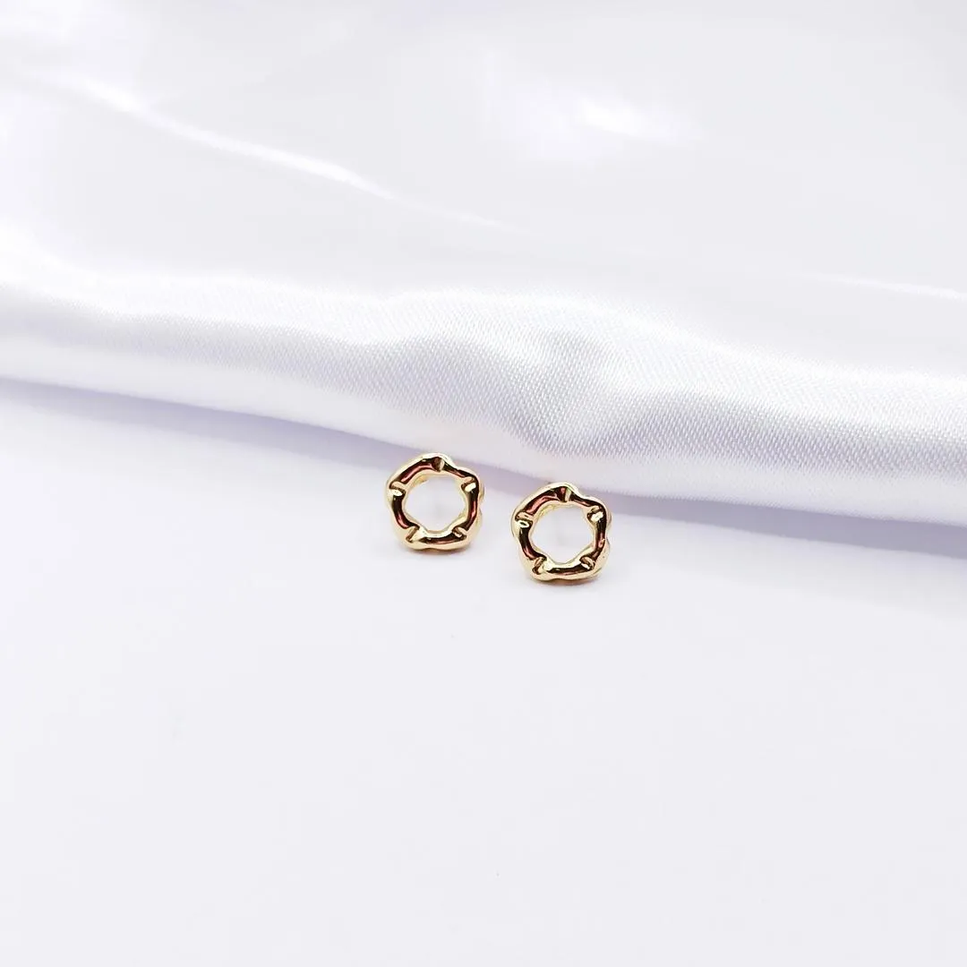 BRINCO DOURADO CIRCULO ORGÂNICO E VAZADO