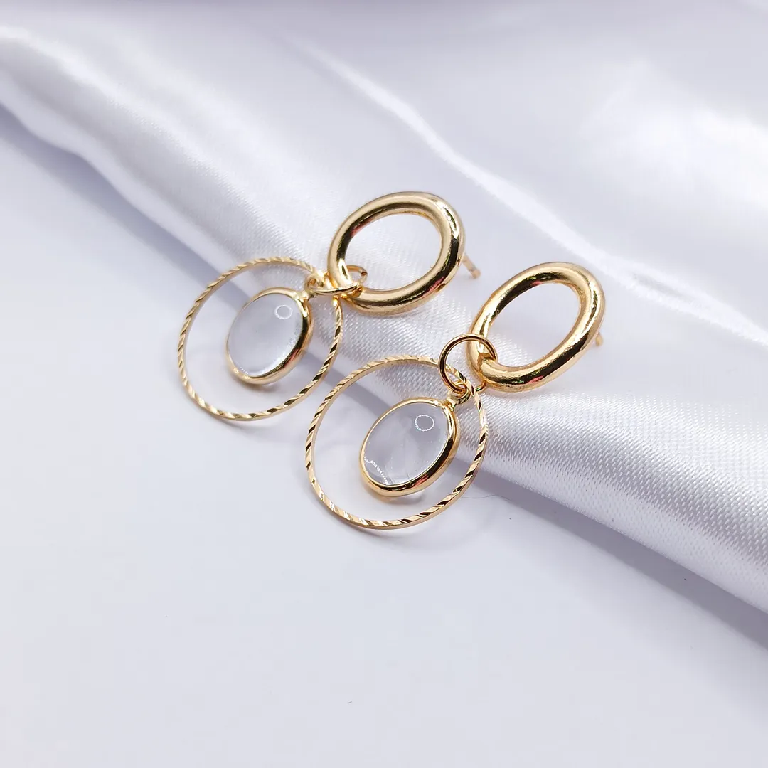 BRINCO DOURADO CIRCULO VAZADO COM CRISTAL OVAL