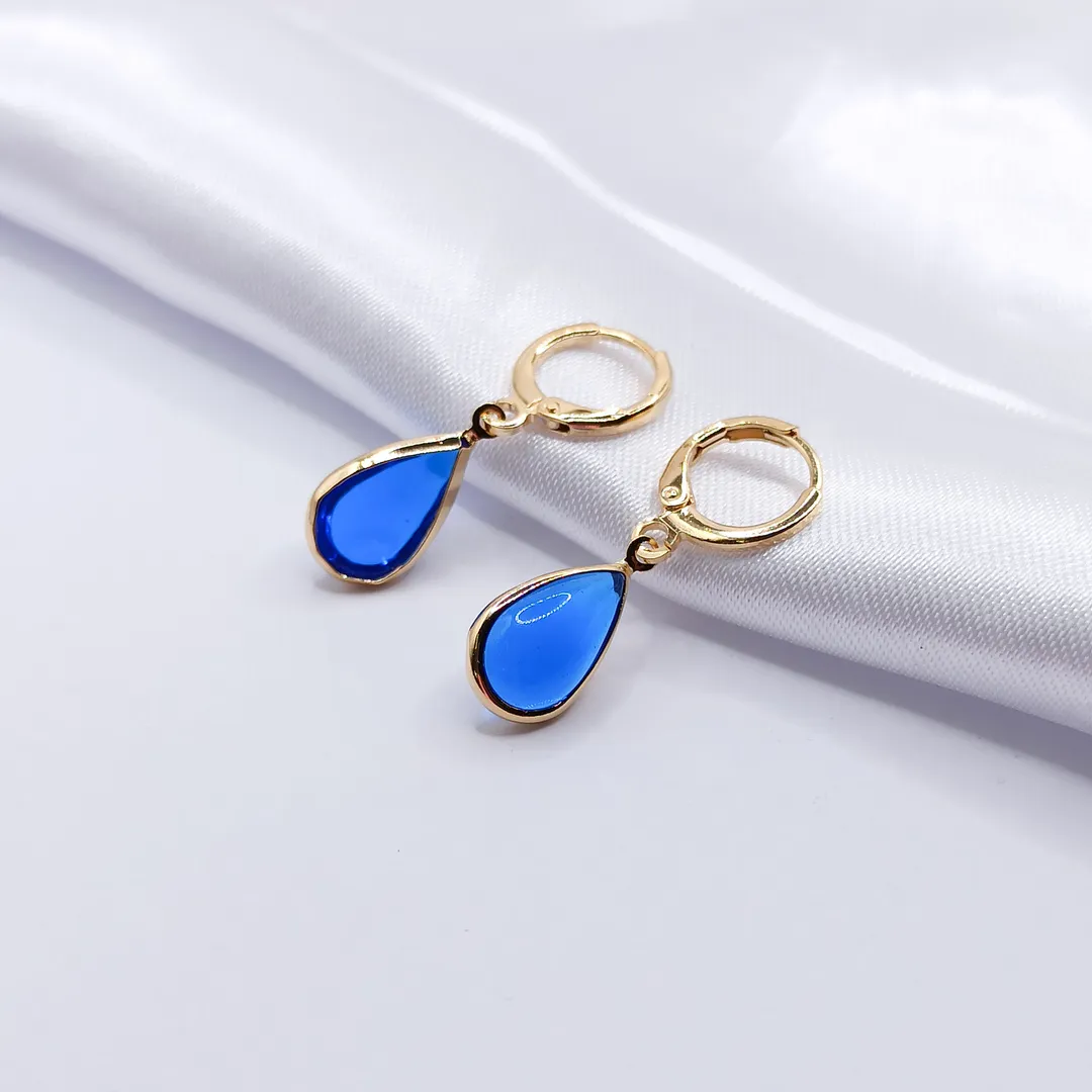 BRINCO DOURADO CIRCULO VAZADO COM CRISTAL OVAL AZUL