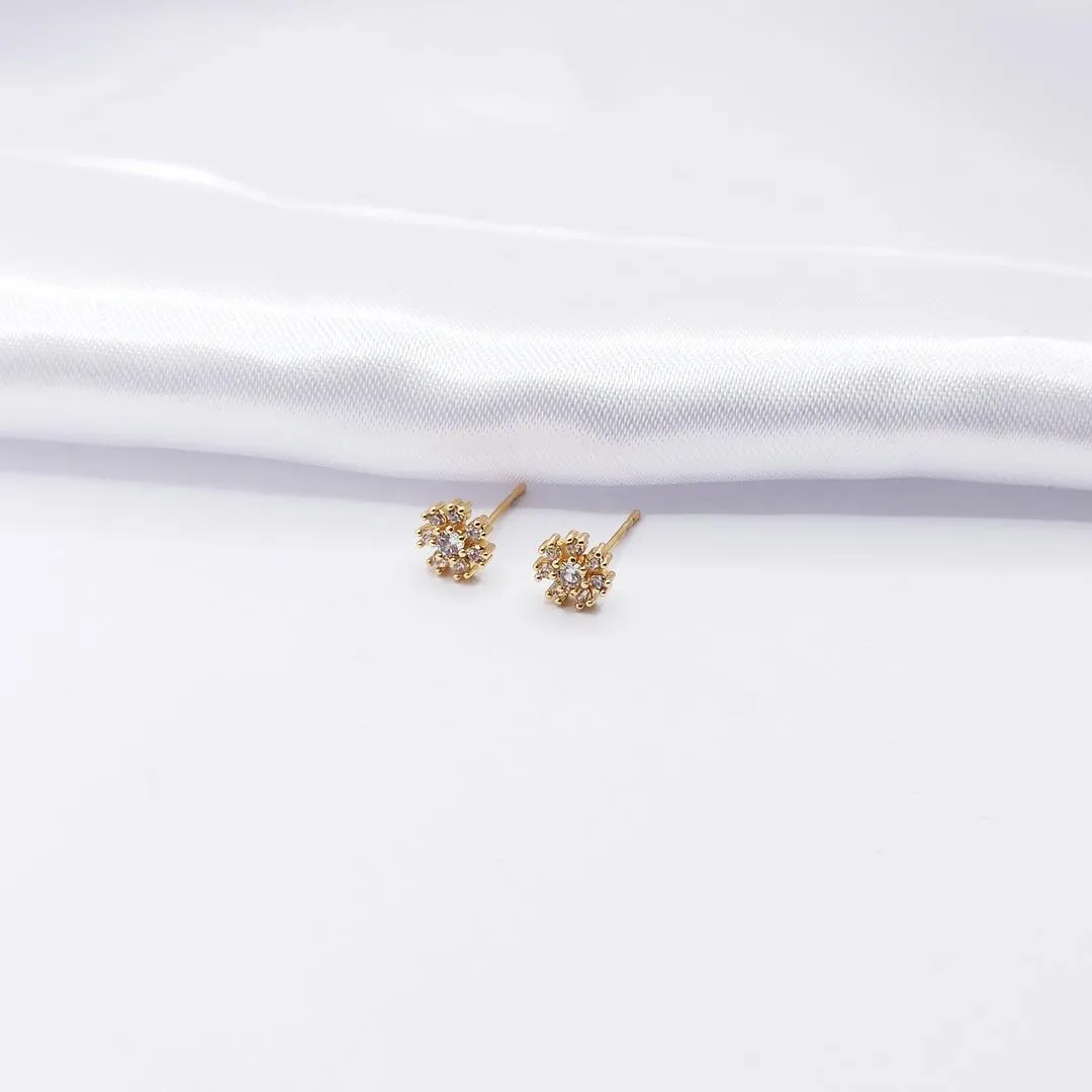 BRINCO DOURADO FLORZINHA EM ZIRCÔNIA