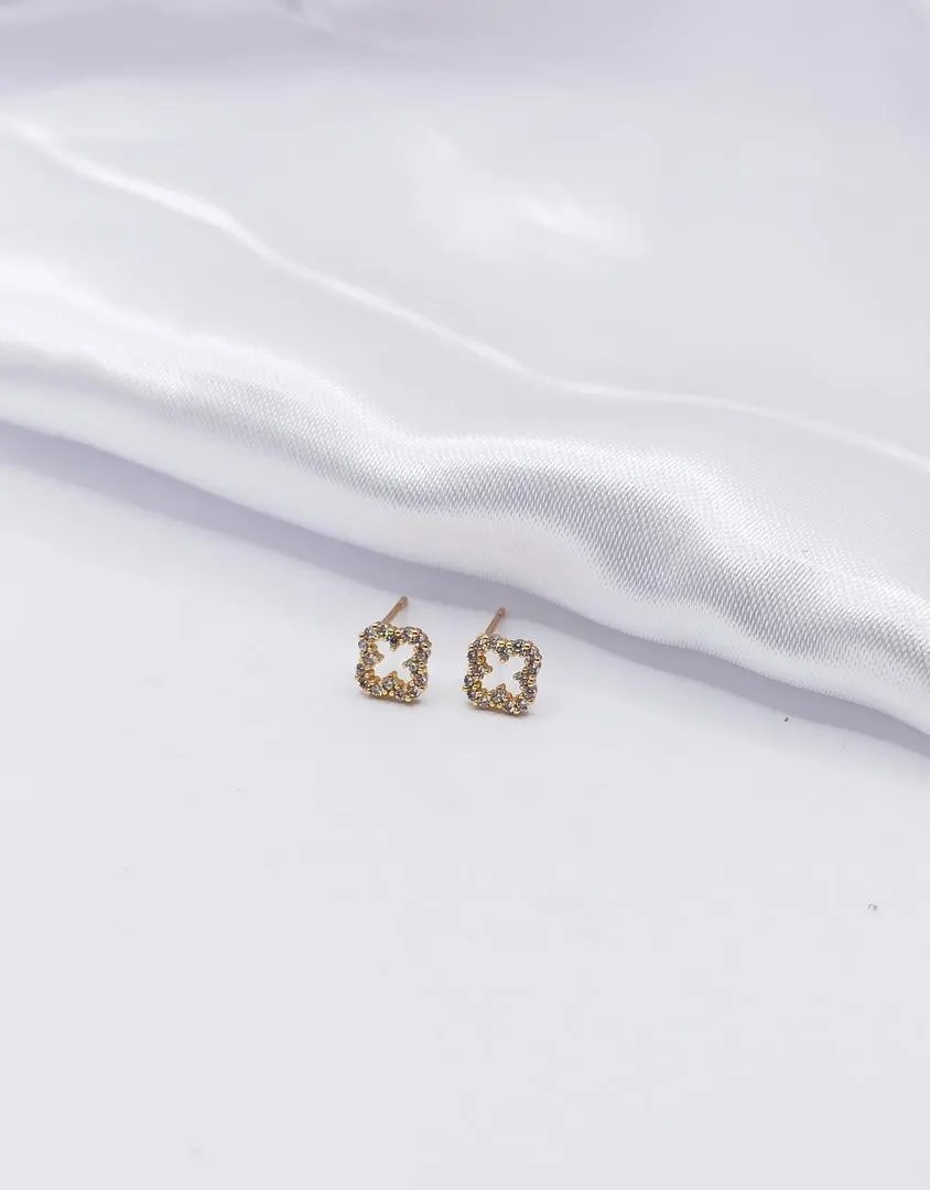 BRINCO DOURADO INSPIRAÇÃO TREVO VAN CLEFF VAZADO E CRAVEJADO P